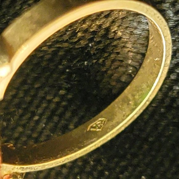 Vintage Green Stone Gold Tone Metal Ring - Picture 6 of 8